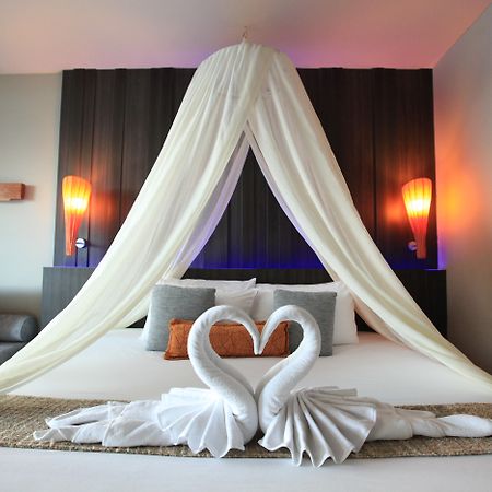 Kalima Resort&Spa - SHA Plus Patong Exterior foto A bed with a mosquito net