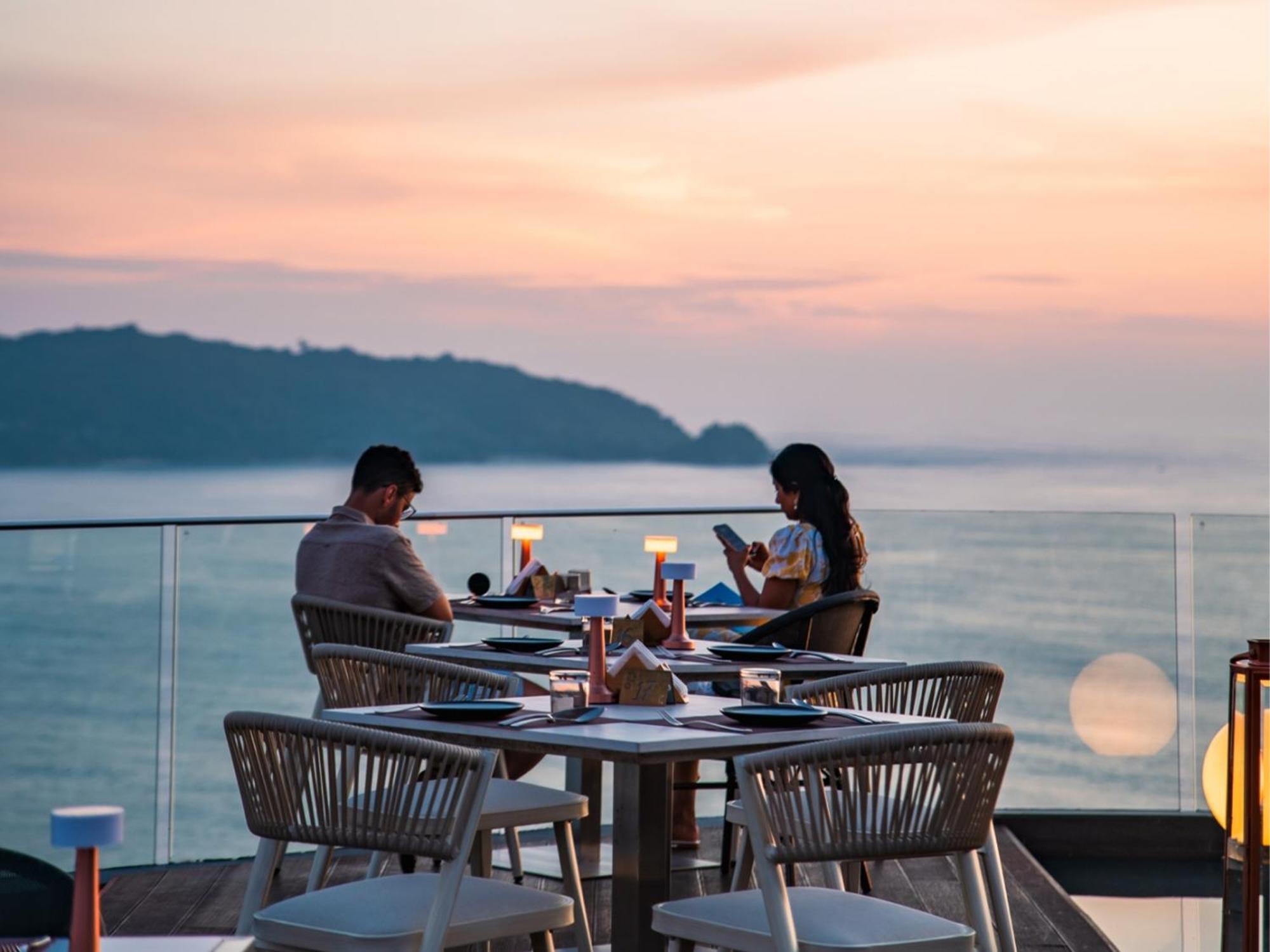 Kalima Resort&Spa - SHA Plus Patong Exterior foto Sunset at the restaurant