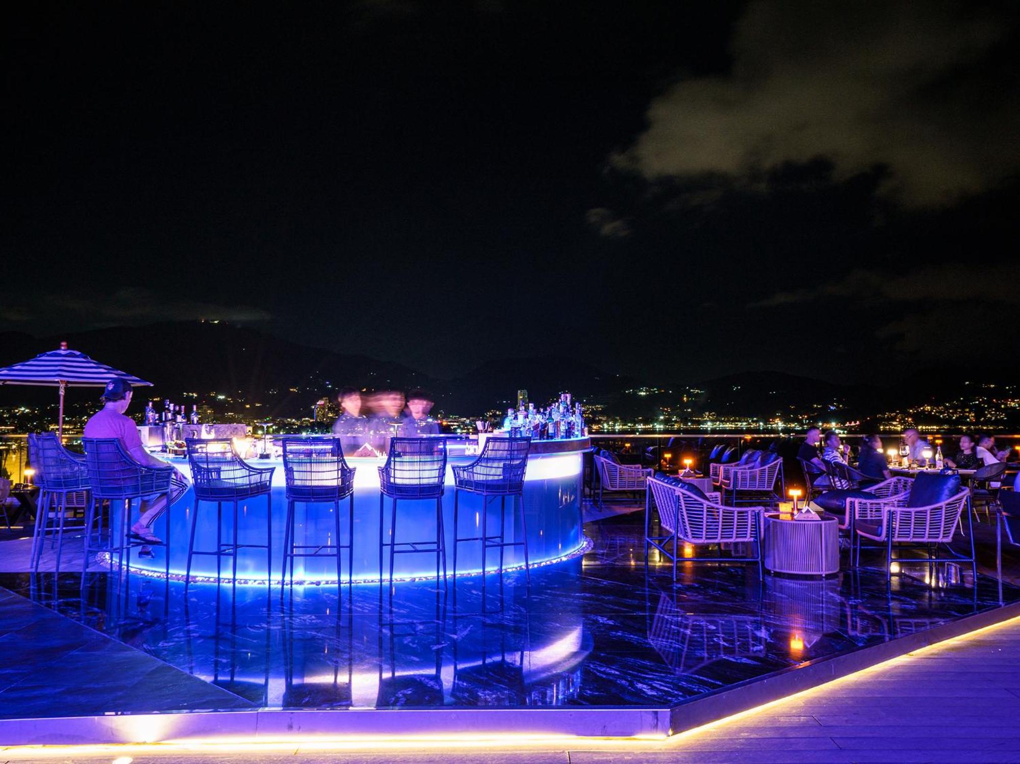 Kalima Resort&Spa - SHA Plus Patong Exterior foto Sky Bar at night